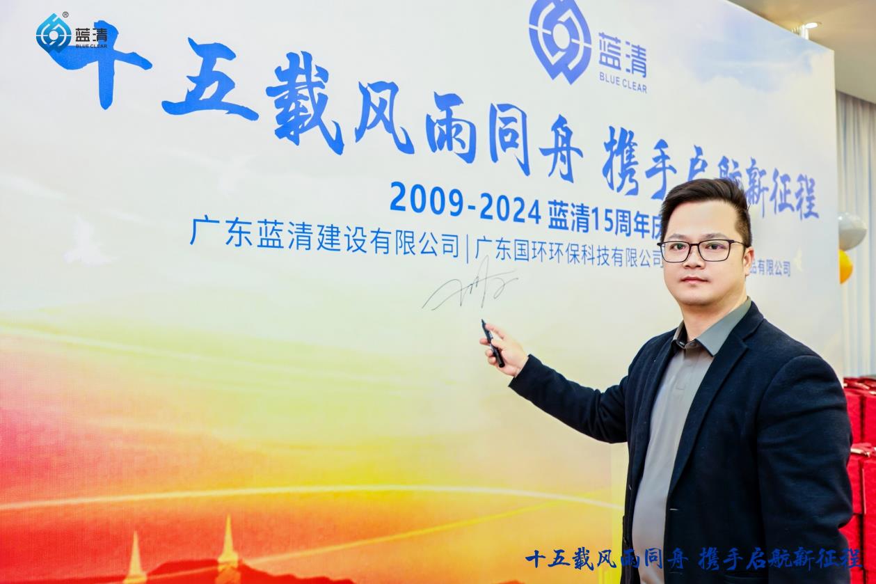 超高颜值的运动轿跑!吉利银河TT震撼亮相大河国际车展 限时12.99万元起